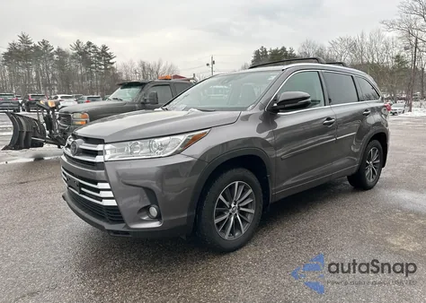 2018 Toyota Highlander Xle z USA, uszkodzony, nr VIN 5TDJZRFH3JS556605